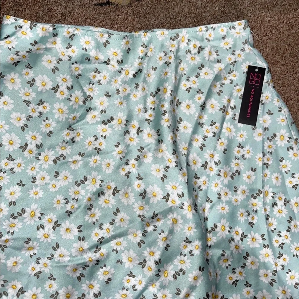 No boundaries white daisies women’s floral mini skirt size small, 3-5! - Picture 3 of 4